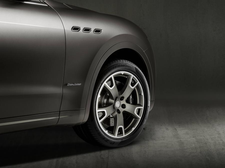 Детали экстерьера Maserati Levante S Q4 GranLusso 2017 года  (WW) (фото 44 из 47)